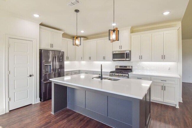 Building Photo - Tour Today! Stunning 4 Bedroom 2 Bath in W...