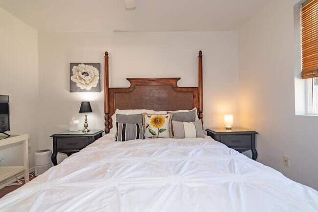 Building Photo - 565 Primrose Dr