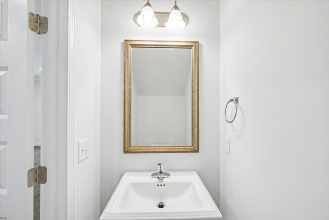 Building Photo - Like New 3 Bed, 2.5 Bath End Unit Townhome in Richmond Hill