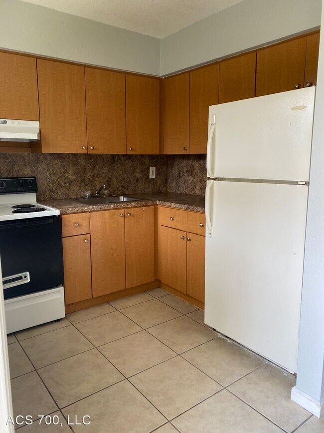 Building Photo - 2 br, 1 bath Apartment - 700 SW 16th Ave
