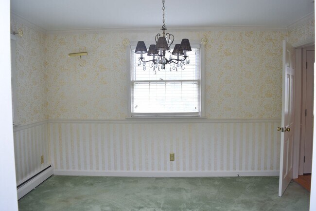 Building Photo - 4 Bed, 3 Bath Well-Located Brick Home in Lake Hickory Country Club For Rent!