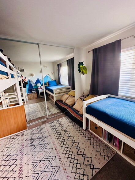 Building Photo - 3823 Via Del Conquistador