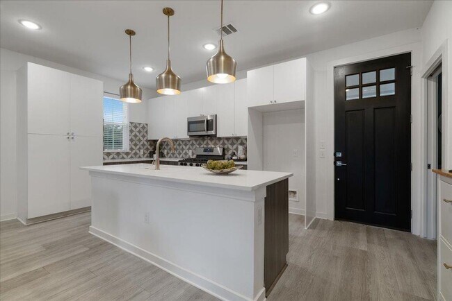 Building Photo - 2624 Metcalfe Rd