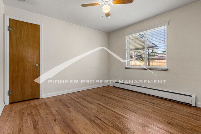 Building Photo - Charming Home with Washer/Dryer and Fenced...