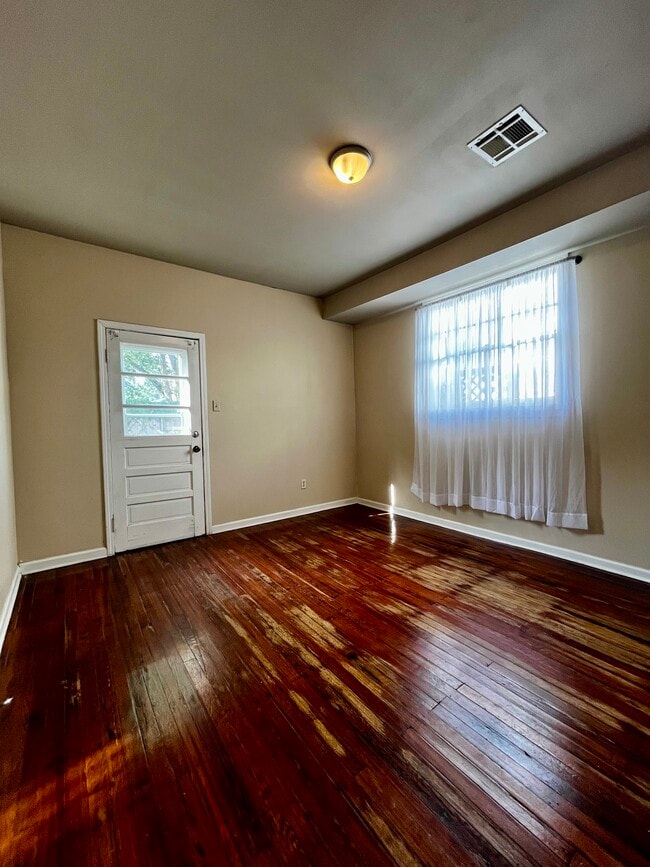 Building Photo - 2671 Gladiolus St