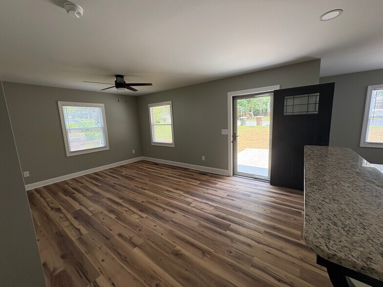 Building Photo - 2721 Robin Hood Dr