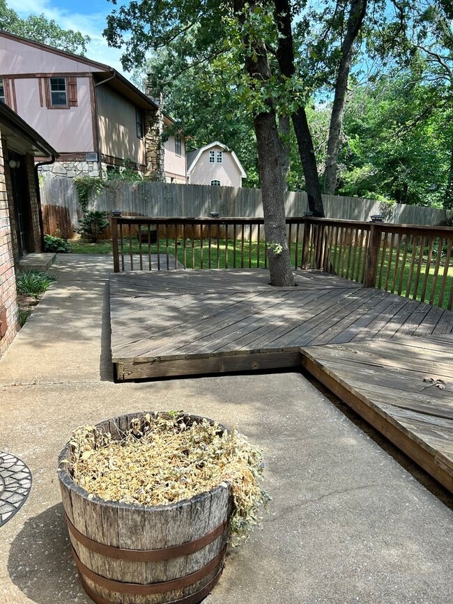 Building Photo - AVAILABLE SEPTEMBER 10TH Charming 4 bed 2....