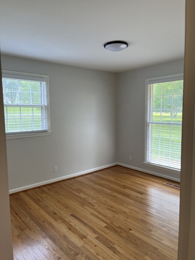 Building Photo - 810 Davis Dr