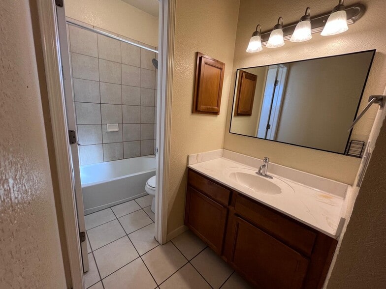 Building Photo - 3150 N Yarbrough Dr