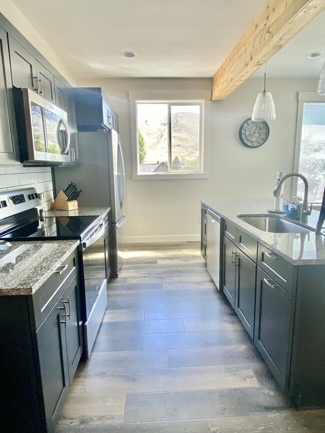 Building Photo - Year Round Rental- 4 bedroom, 2.5 bath in ...