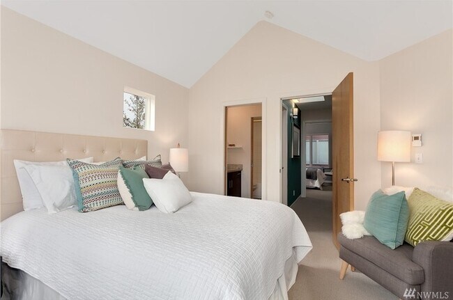 Building Photo - Stunning Townhome in the heart of Columbia City