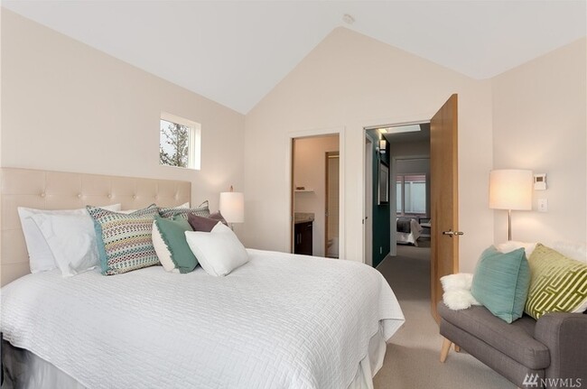 Building Photo - Stunning Townhome in the heart of Columbia...