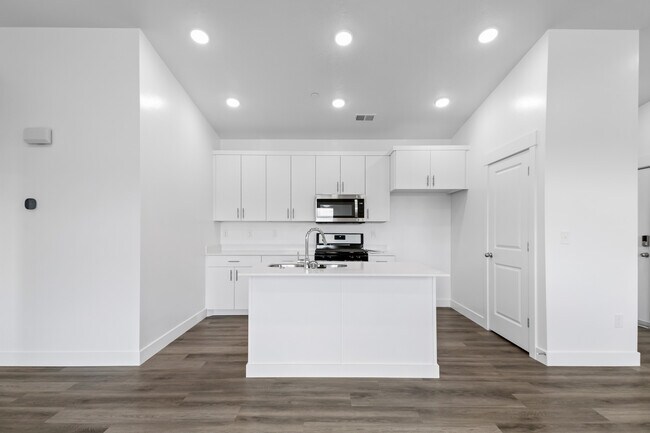 Building Photo - 5801 S Garnet Dr