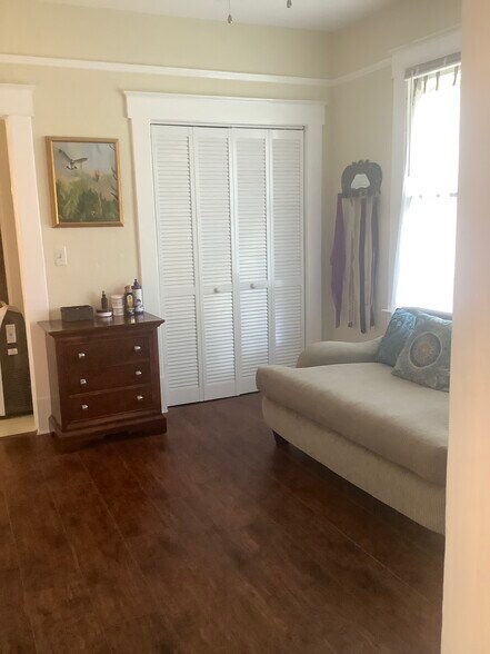 Building Photo - 132 8th Ave N