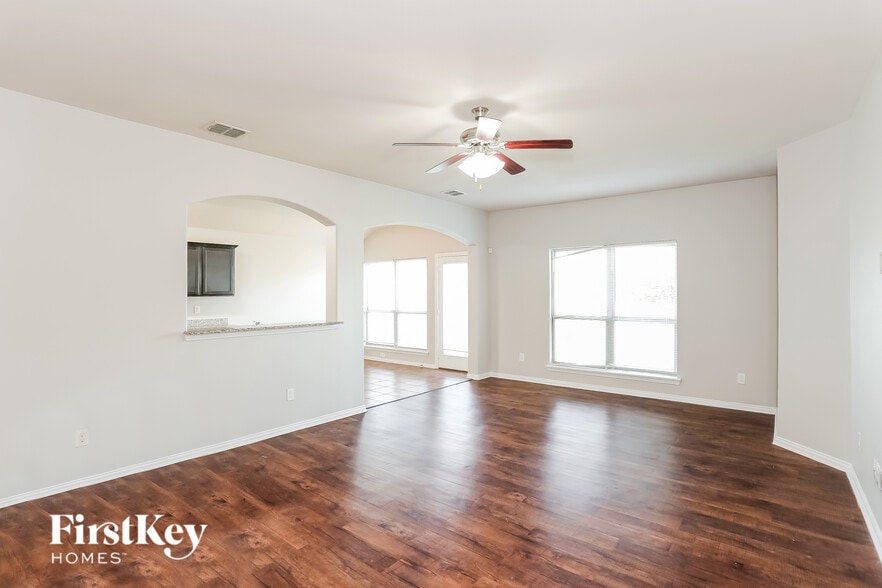 Building Photo - 927 Ranch Rd