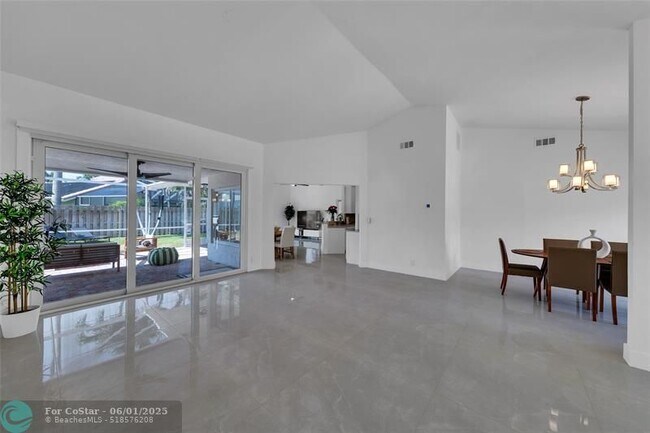 Building Photo - 9585 Carousel Cir S