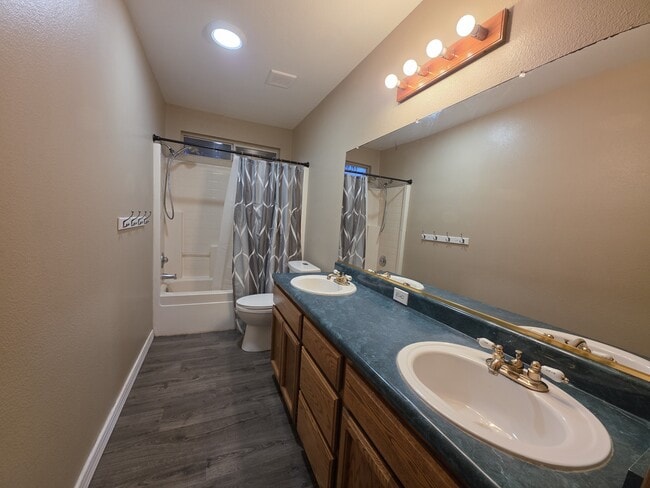 Building Photo - 303 Pinon Way