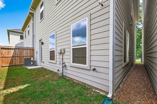 Building Photo - 1070 Mansfield St