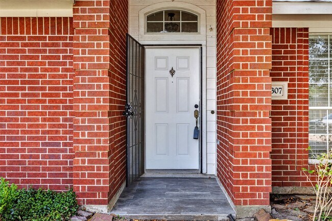 Building Photo - 15307 Flemington Ave