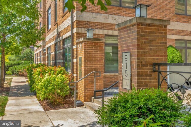 Building Photo - 915 N Patrick St