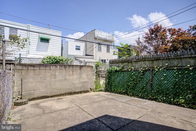 Building Photo - 2331 E Hazzard St