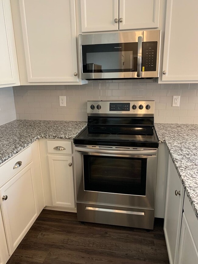 Building Photo - 3 bedroom home with garage and fenced backyard!