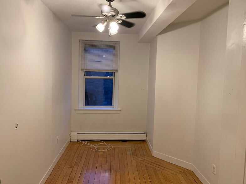 Building Photo - 378 Thames St