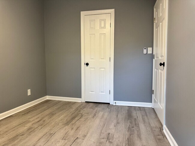 Building Photo - 3 Bedroom, 1.5 Bathroom House in High Point!
