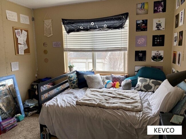 Building Photo - Perfect Townhouse for Roommates!