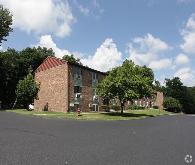 Building - Oak Tree Gardens Apartments