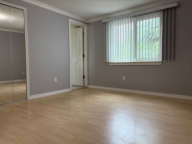 Building Photo - 3550 Kings Point Dr