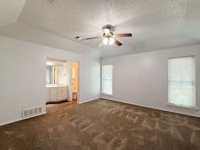 Building Photo - Charming 3-Bedroom Gem with 2 Full Baths in Crowley!