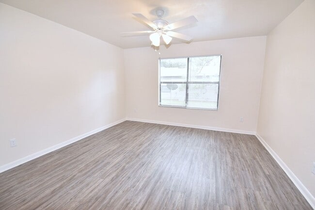 Building Photo - North Pointe Villas C