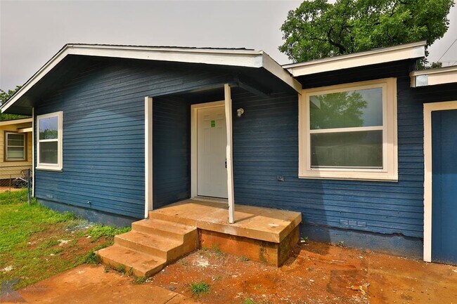 Building Photo - 1202 S San Jose Dr