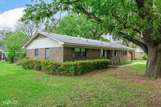 Building Photo - Check Out this 3 bed 2 bath!!