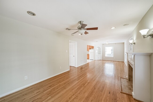 Building Photo - 2411 Wroxton Rd