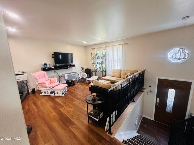 Building Photo - 4 Thoroughbred Ln