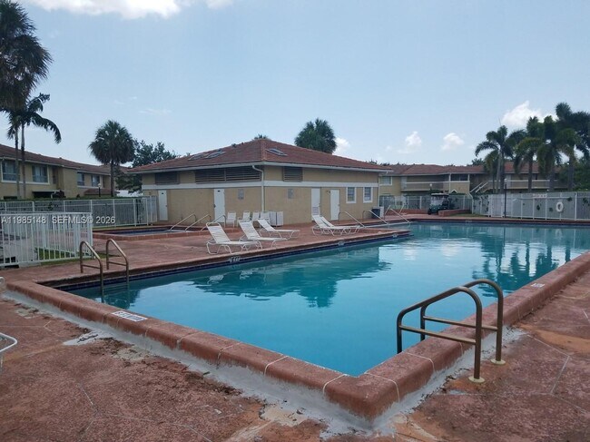 Building Photo - 10040 Twin Lakes Dr