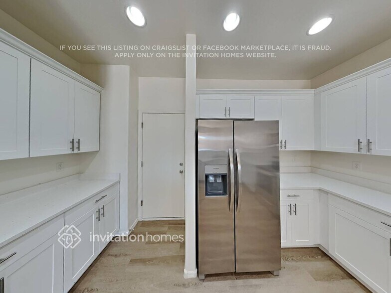 Building Photo - 17585 W Lilac St