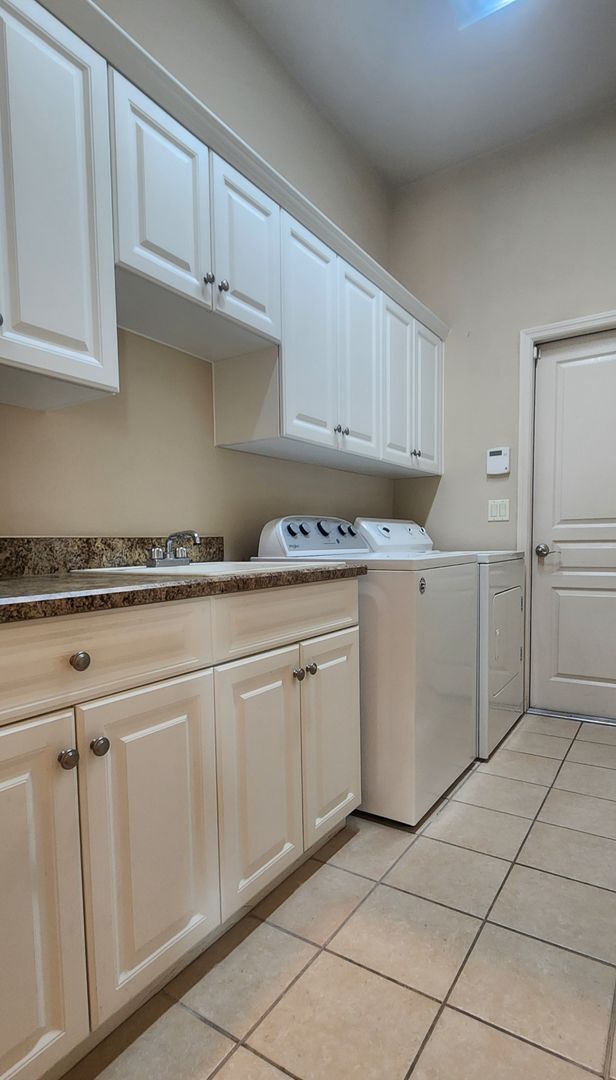 Building Photo - A Must See Cobblefield Beauty!