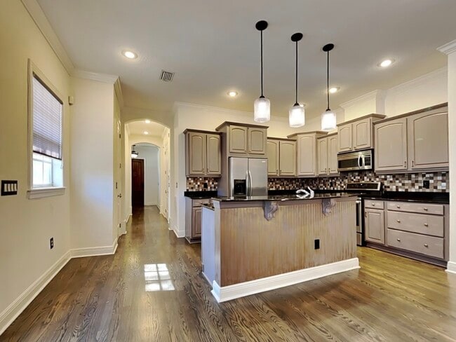 Building Photo - 422 S Habana Ave