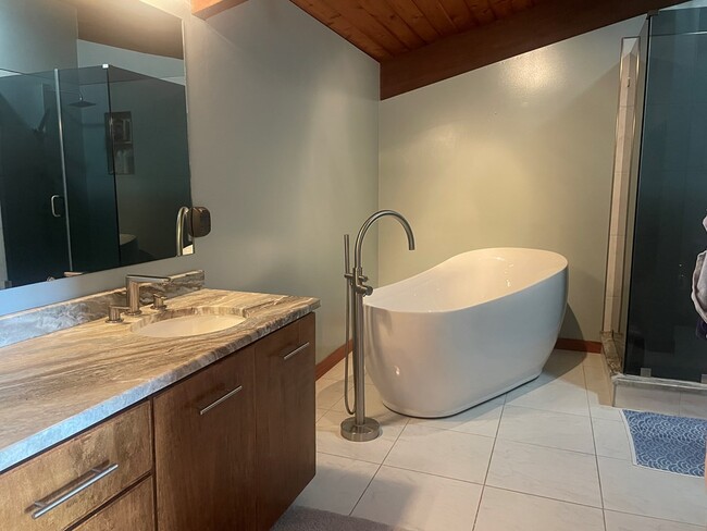 Building Photo - 4680 Peaceful Shores Dr
