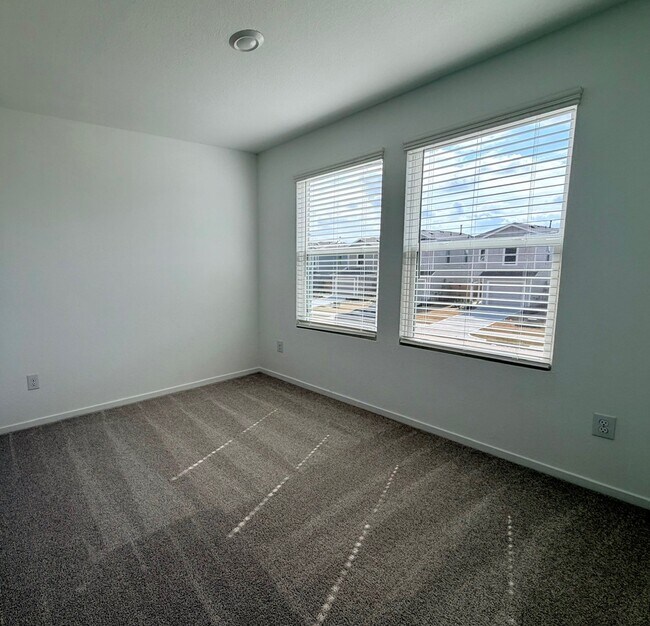 Building Photo - 921 Pertuso Ln