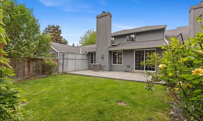 Building Photo - Kent East hill Condo townhome in Village at Single Creek - 3 bedroom 2.5 bath and 2 car garage. A...