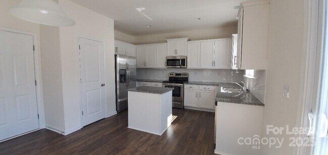 Building Photo - 10422 Bradstreet Commons Way