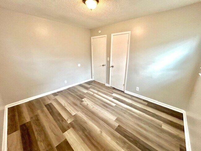 Building Photo - Lovely 3 Bedroom, 1.5 Bath with bonus room Available Now!- $1350 with a one-year commitment and t...