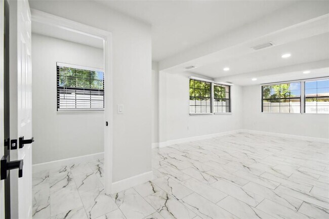 Building Photo - 4910 N Darby Ave