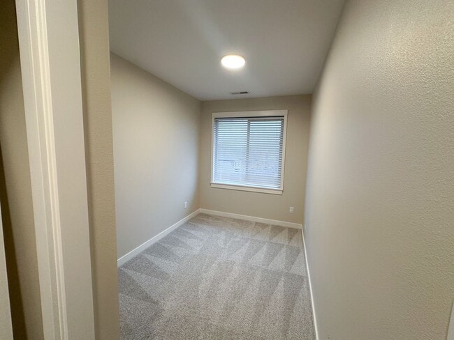 Building Photo - Welcome Home — Modern Townhome in South Salem’s McKenzie Ridge