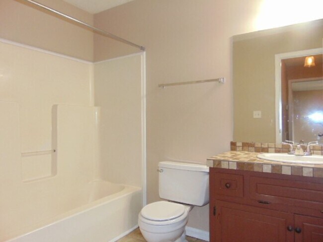 Building Photo - 3 Bedroom 2 Bathroom Home