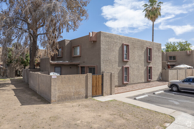 Building Photo - Hallcraft Villas West